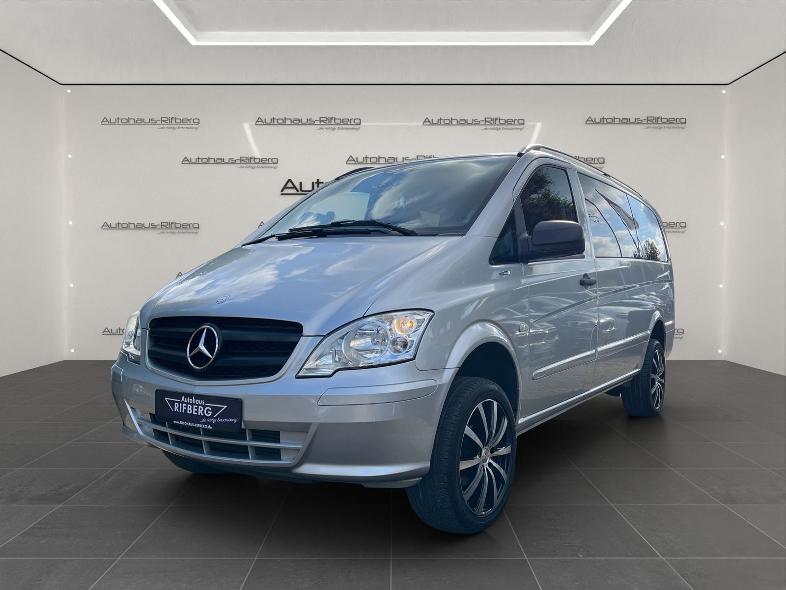 Mercedes-Benz Vito 113 CDI lang 4X4/AHK/8 SITZE/NAVI/AUTOMATIK