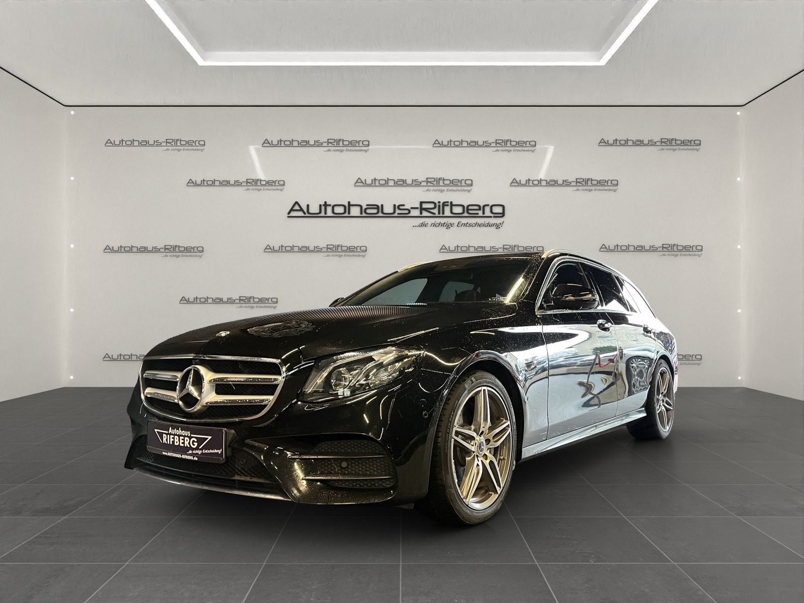 Mercedes-Benz E 350 d AMG LINE/AHK/WIDESCREEN/COMAND/360°/LED